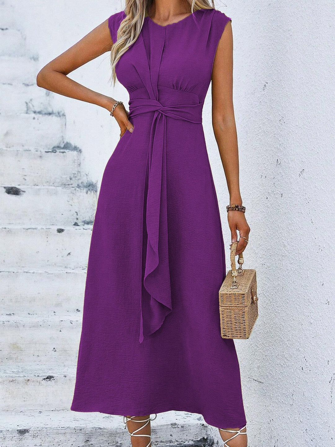 Eva | Elegant sleeveless dress with adjustable belt