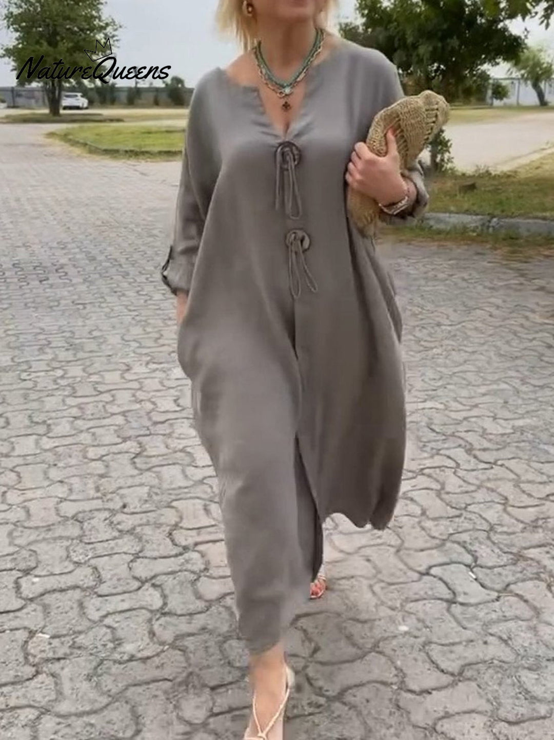 Noor – Long dress with wooden details and loose sleeves