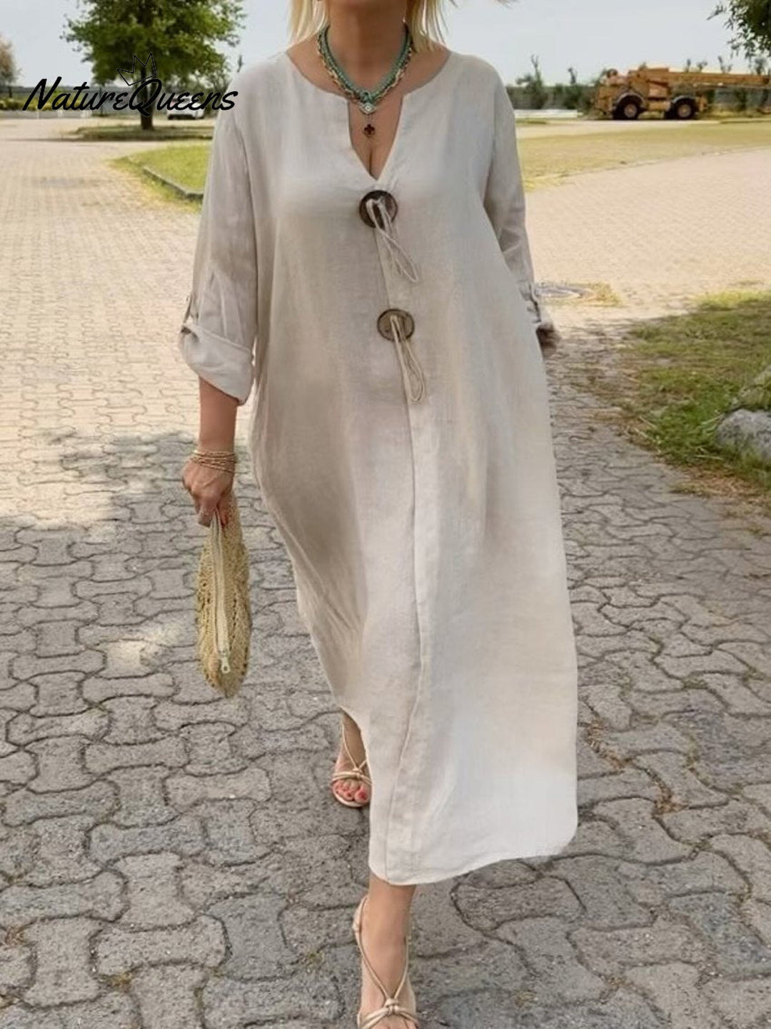 Noor – Long dress with wooden details and loose sleeves